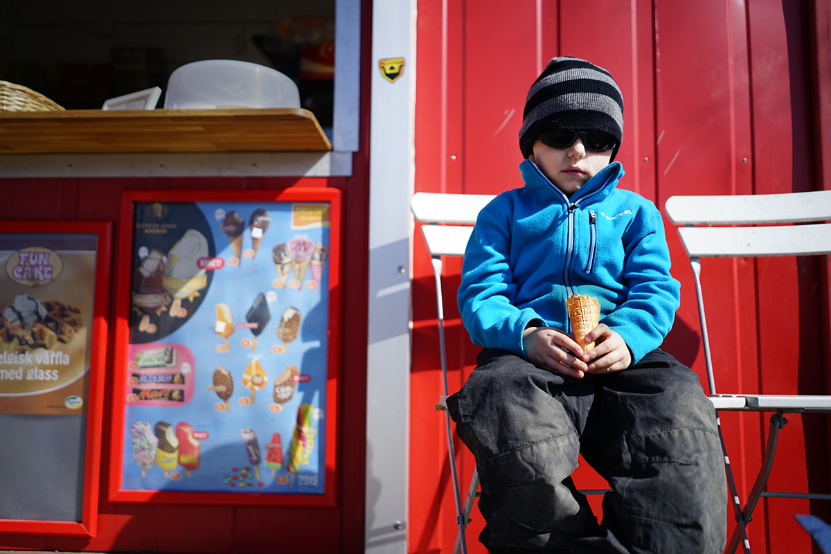 Elis utanför kiosken i Mulle Meck-parken, med en glasslös strut i handen
