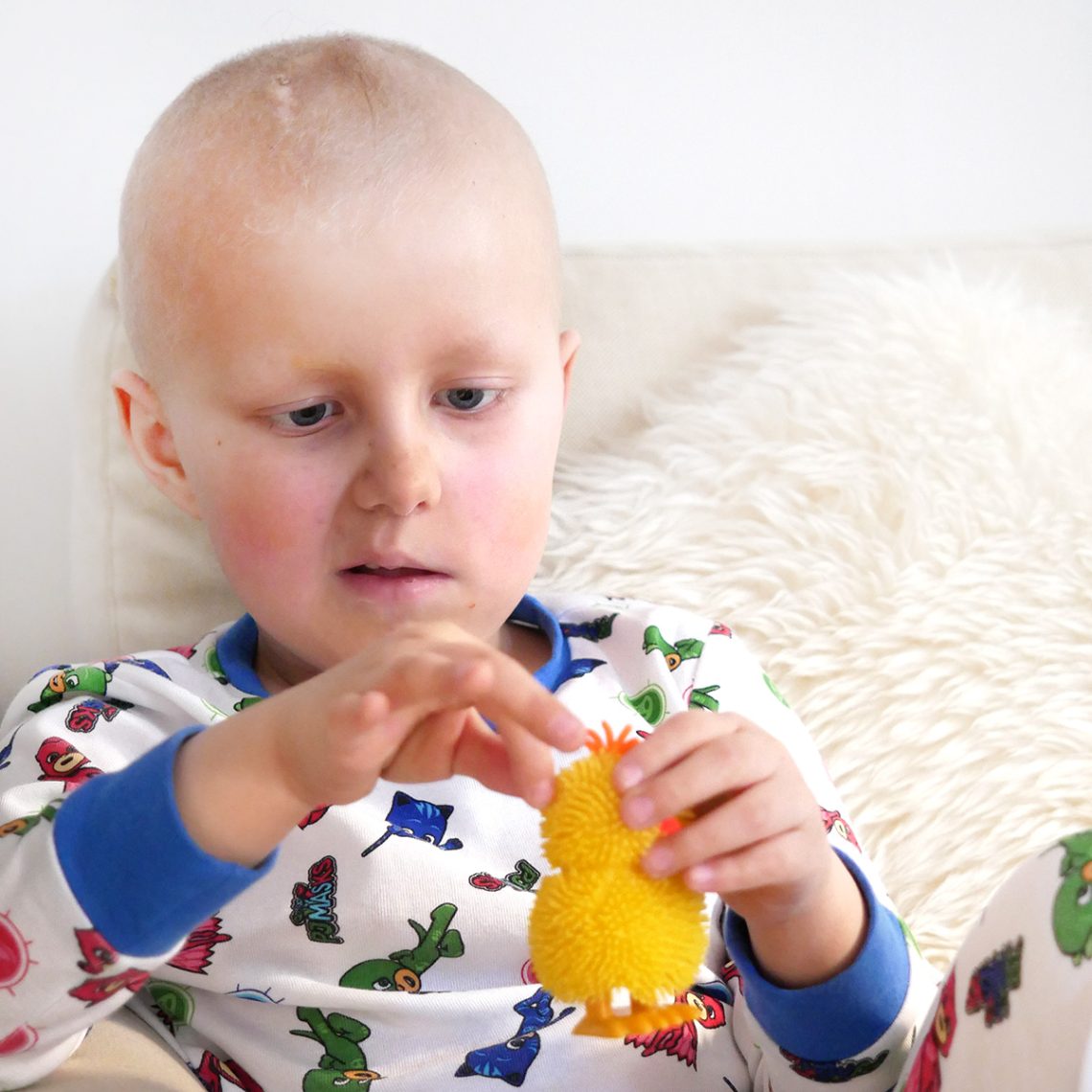 Elis leker med en påskkyckling i soffan