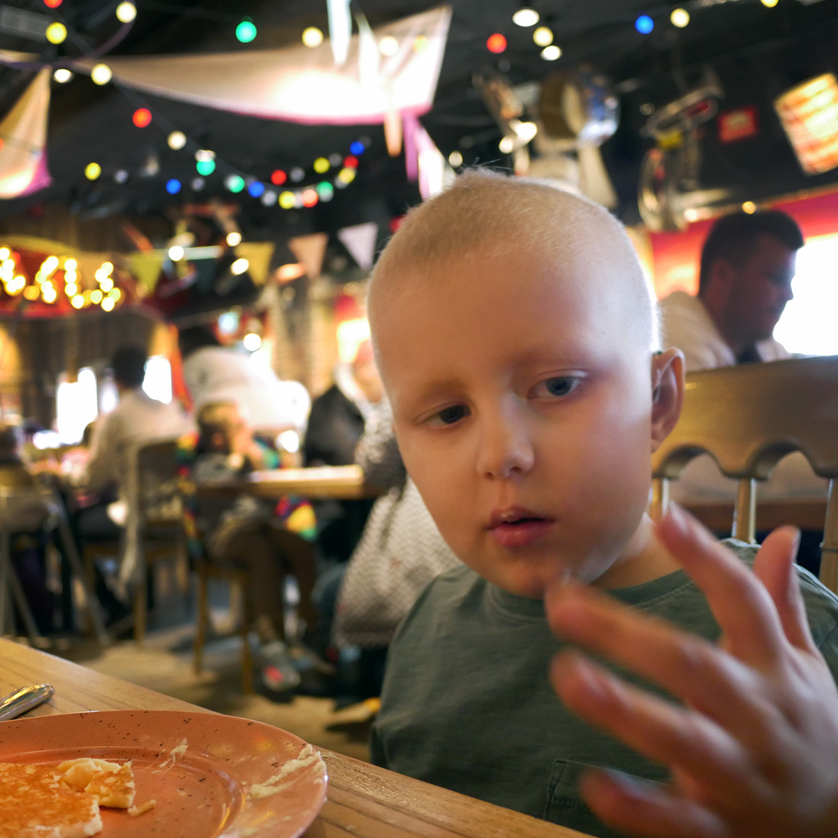 Elis äter pannkaka i restaurangen på Junibacken