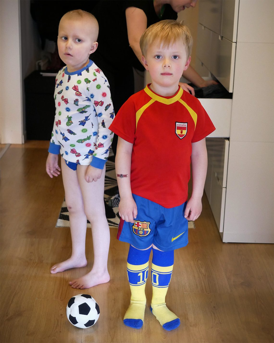 Elis i pyjamaströja och Folke i fotbollsdress, hallen