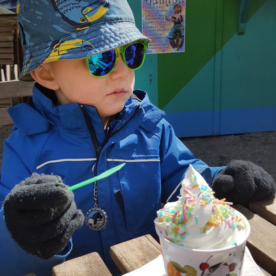 Elis äter mjukglass på Bryggartäppans lekpark