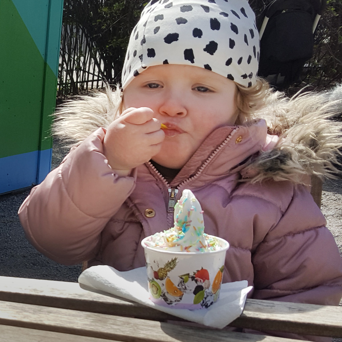 Elis kompis Saga äter glass