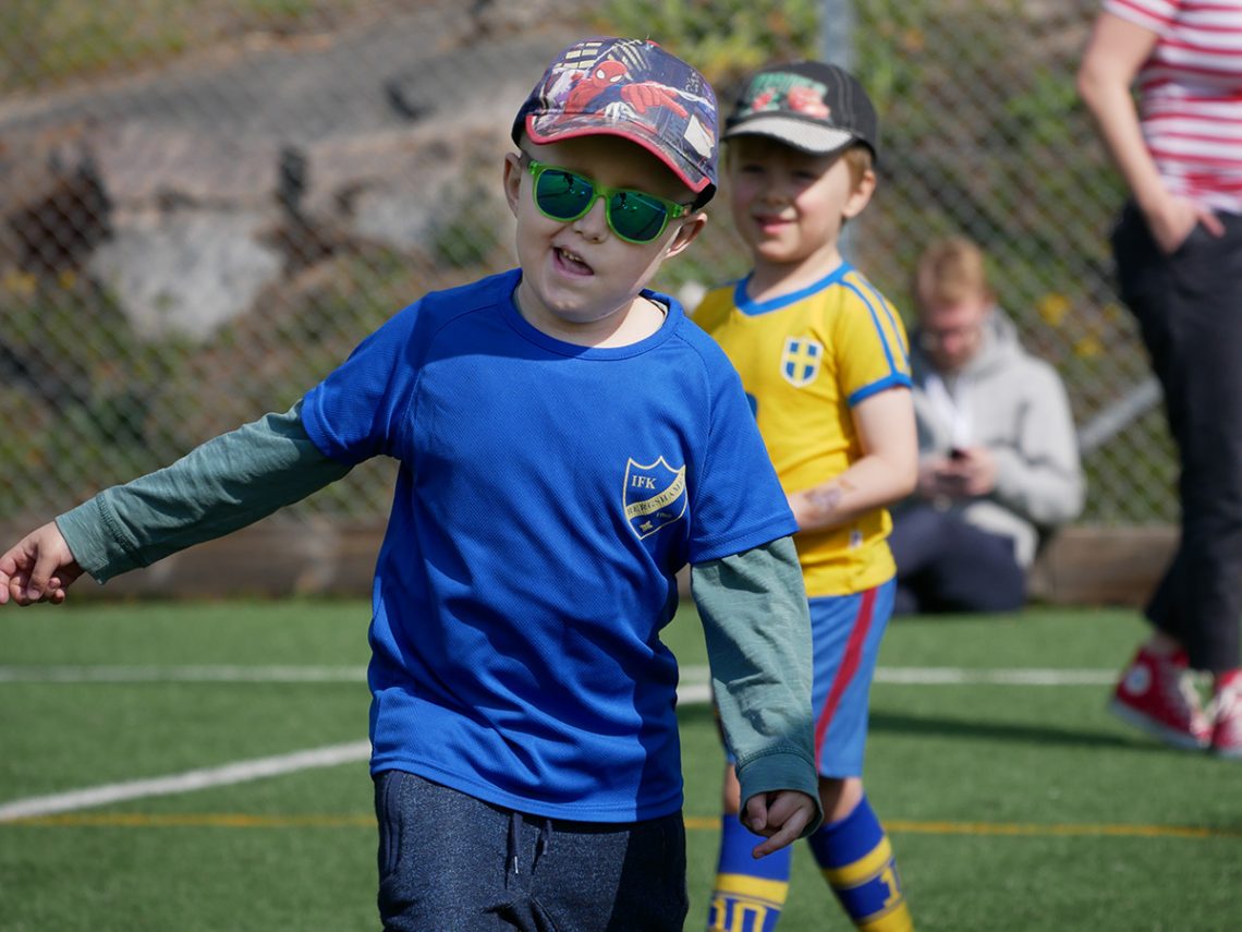 Elis glad på fotbollsplanen med Folke i bakgrunden