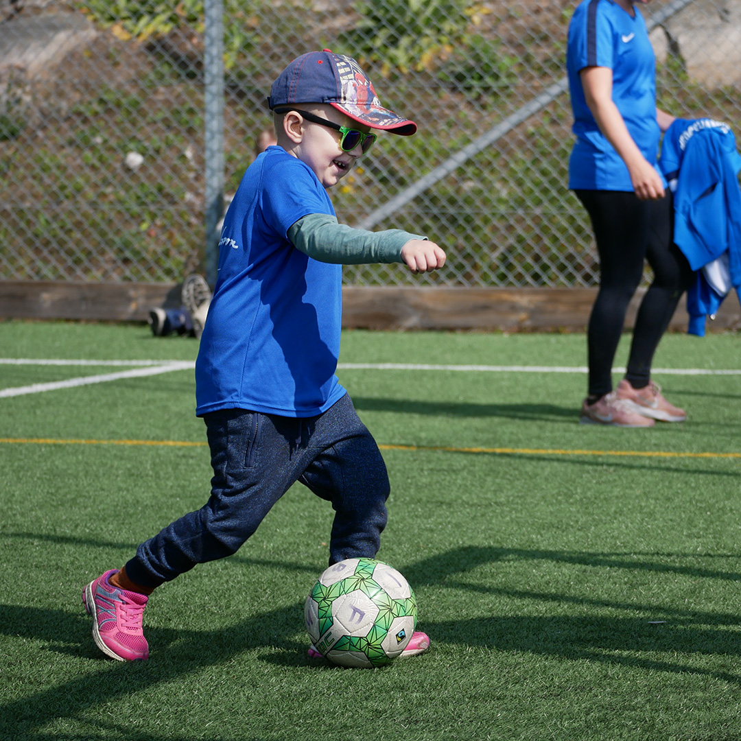 Elis dribblar med ett leende på läpparna