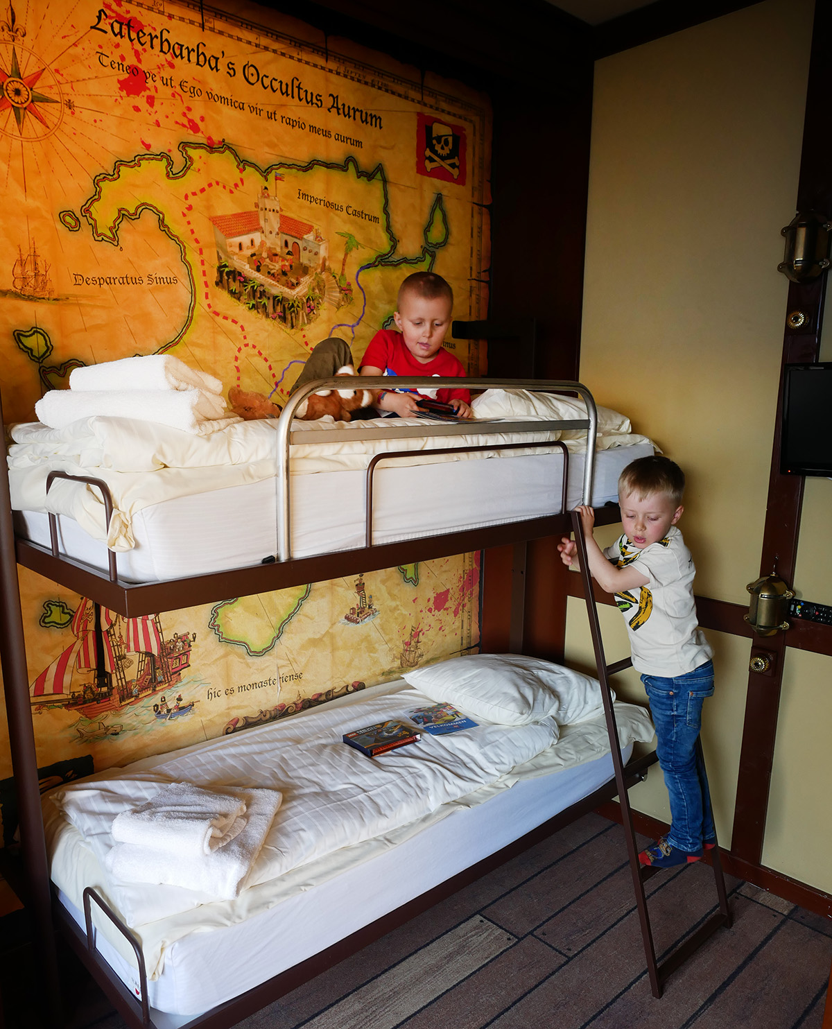 Elis och Folke leker i våningssängen på Hotel Legoland