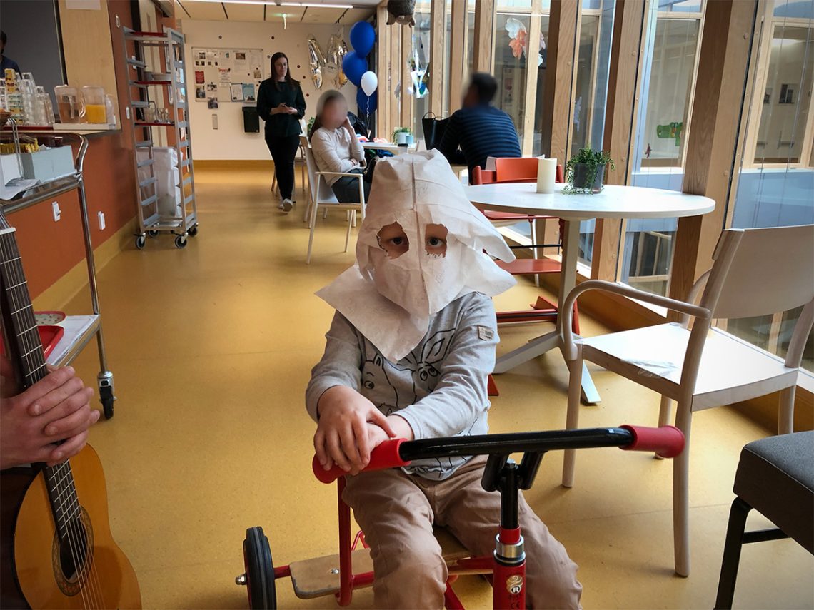 Elis cyklar på avdelningen iklädd en spök-huva gjord av ett par servetter.