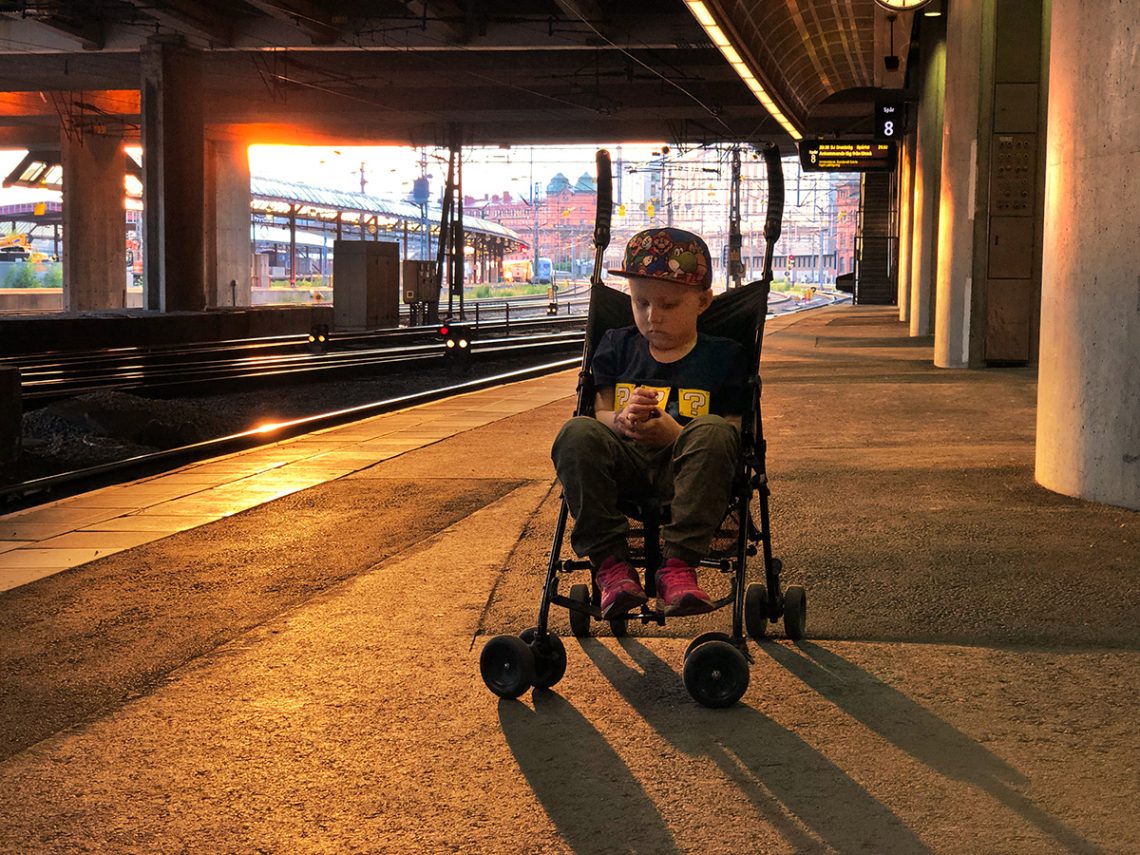 Elis sitter i vagnen på Stockholm C i väntan på att Lilly ska komma hit från Umeå.