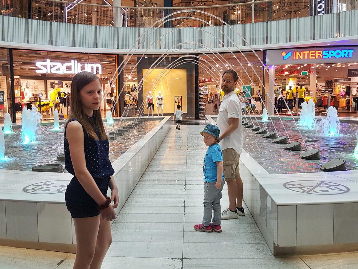 Lilly, Elis och pappa på Mall of Scandinavia
