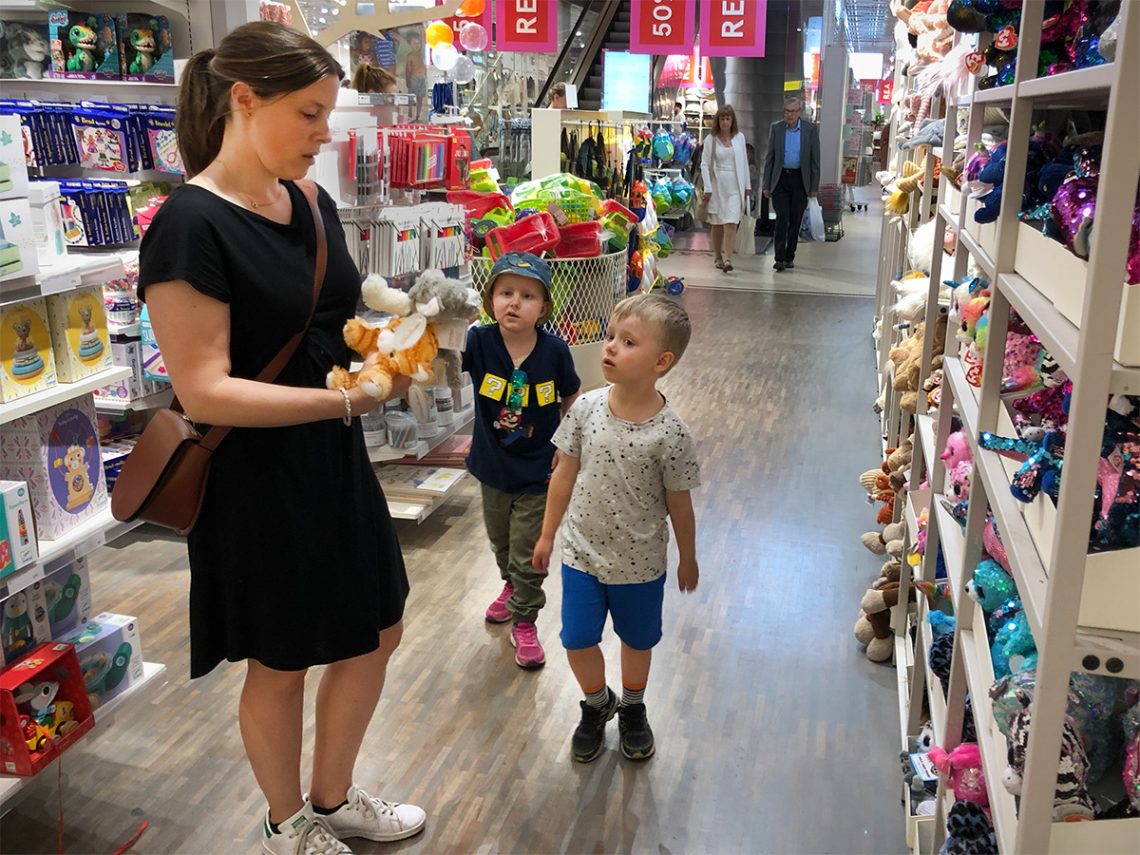 Sandra, Elis och Folke väljer mjukiskatt att ge bort i present.