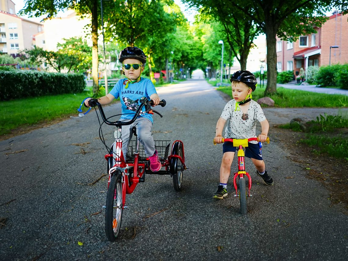 Elis och Folke cyklar längs Bergshamra allé.