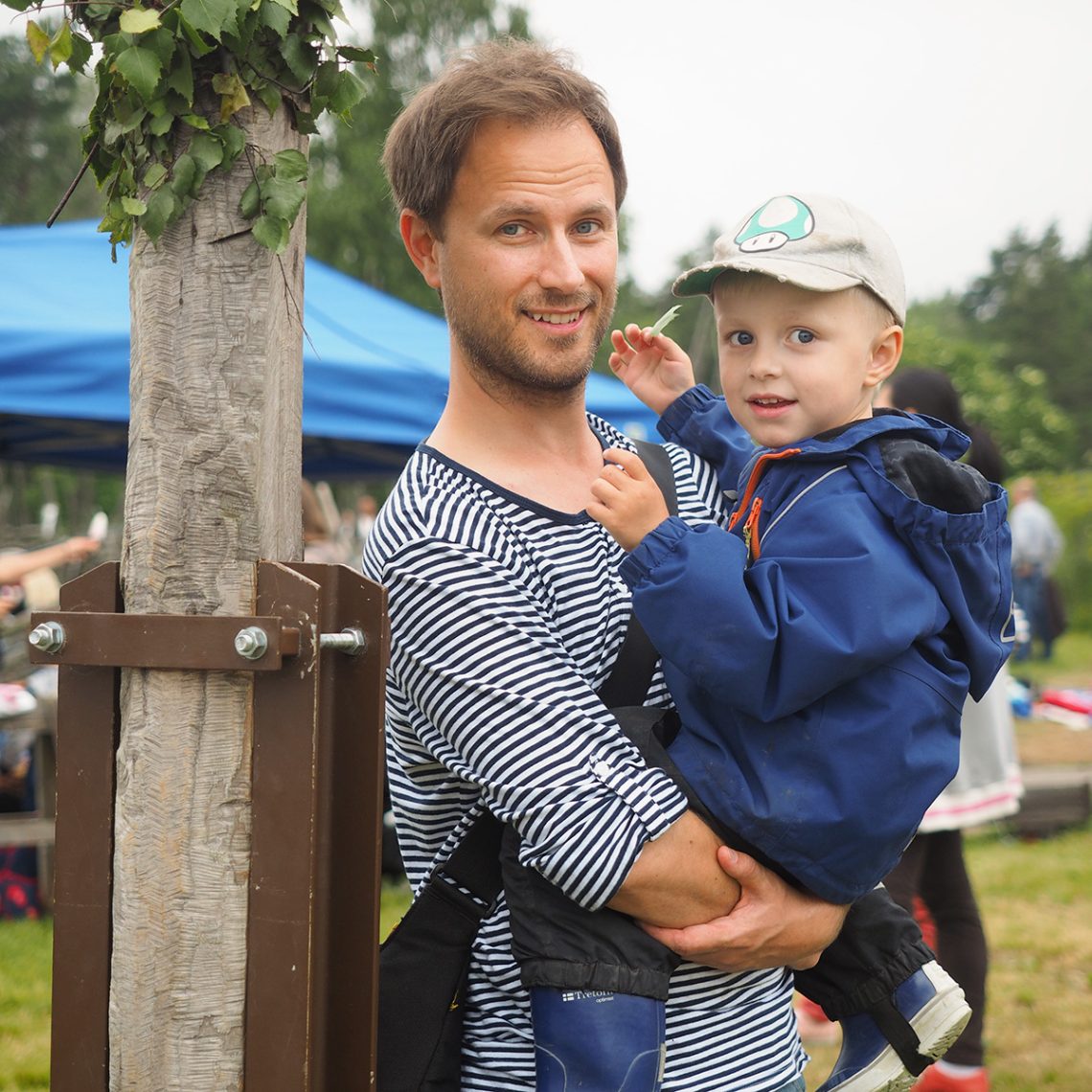 Pappa och Elis vid midsommarstången vid Överjärva gård, 24 juni 2016