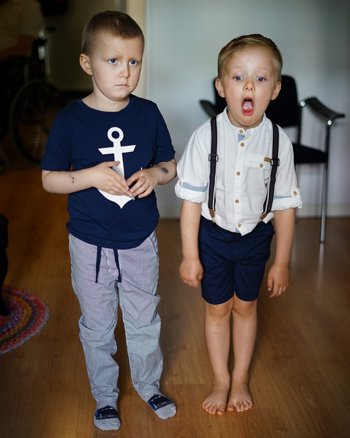 Elis och Folke (som gör en grimas) poserar i finkläder