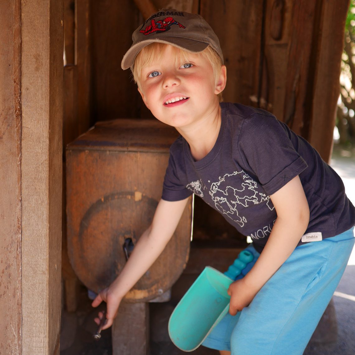 Elis på Bryggartäppans lekplats, maj 2017.