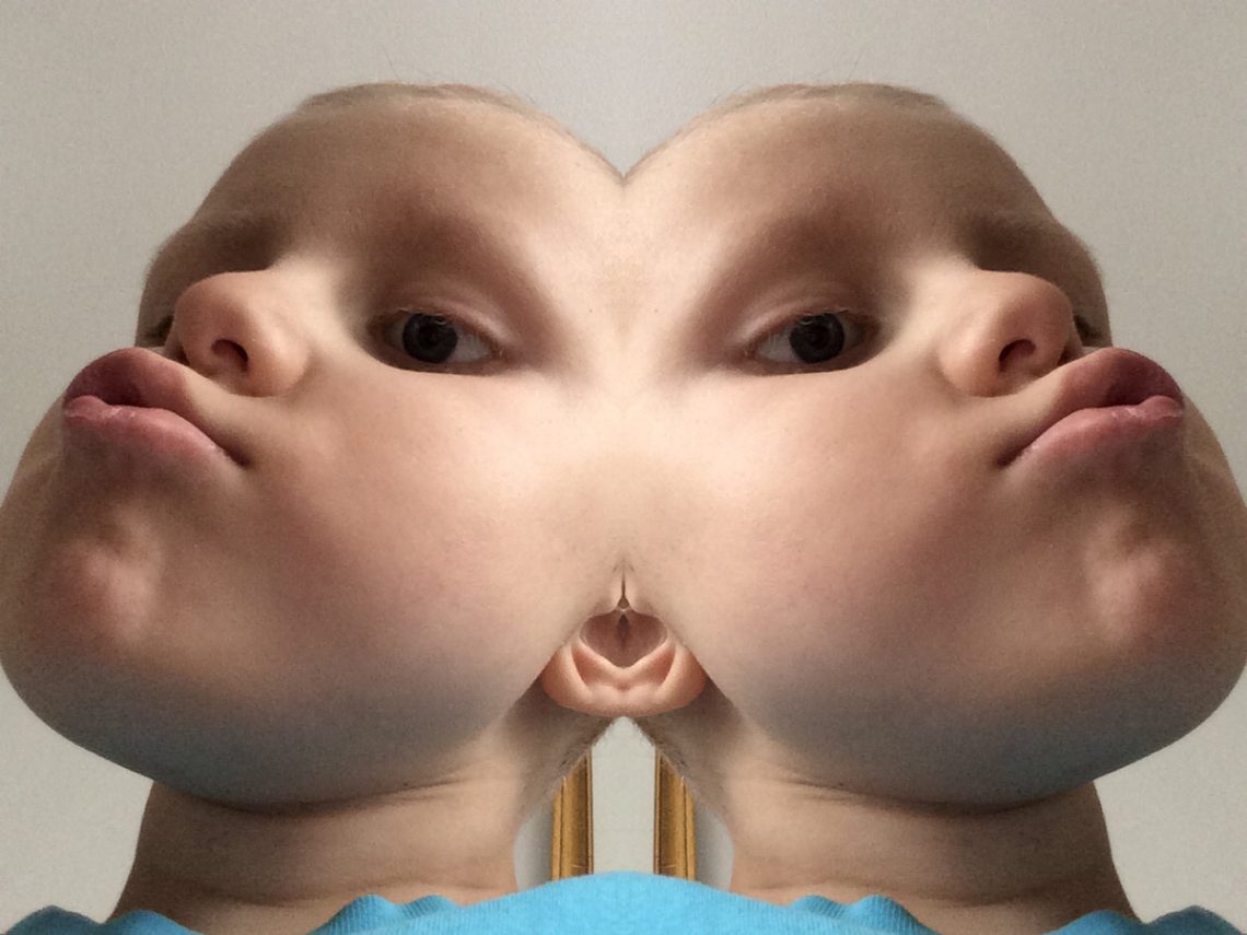 Selfie som Elis tagit i iPaden, med en spegeleffekt som ger honom ett dubbelt huvud