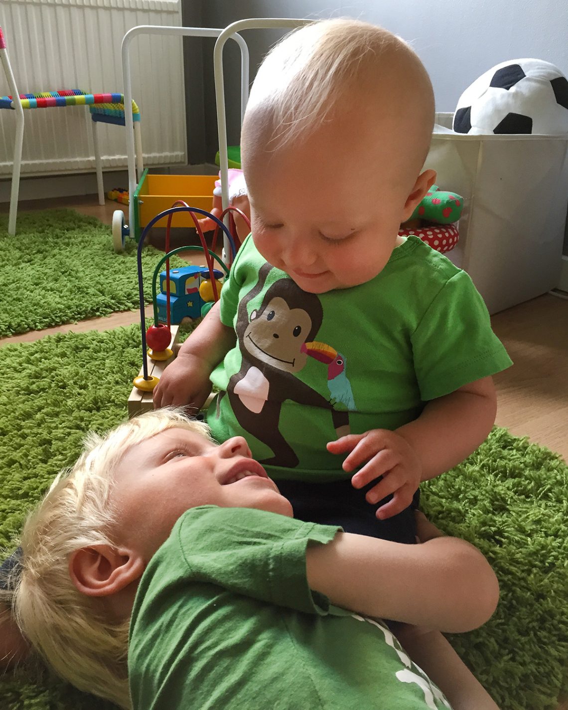 Elis och Folke hemma, augusti 2015