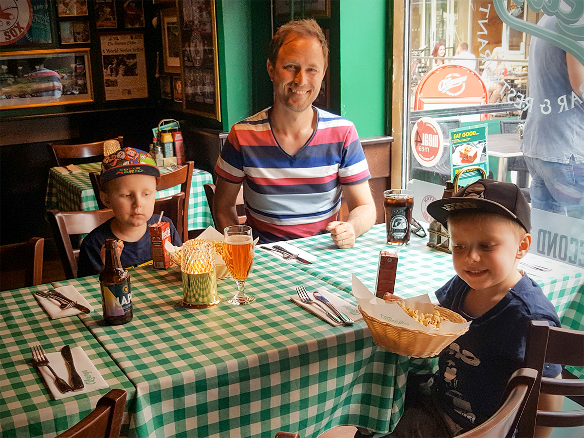 Elis, pappa och Folke på O'Learys i Falun