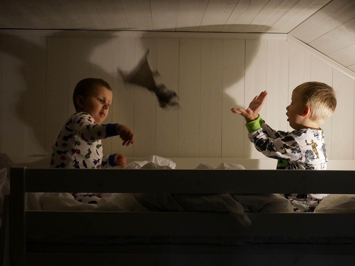 Elis och Folke busar i våningssängen i vår Airbnb-stuga i Falun