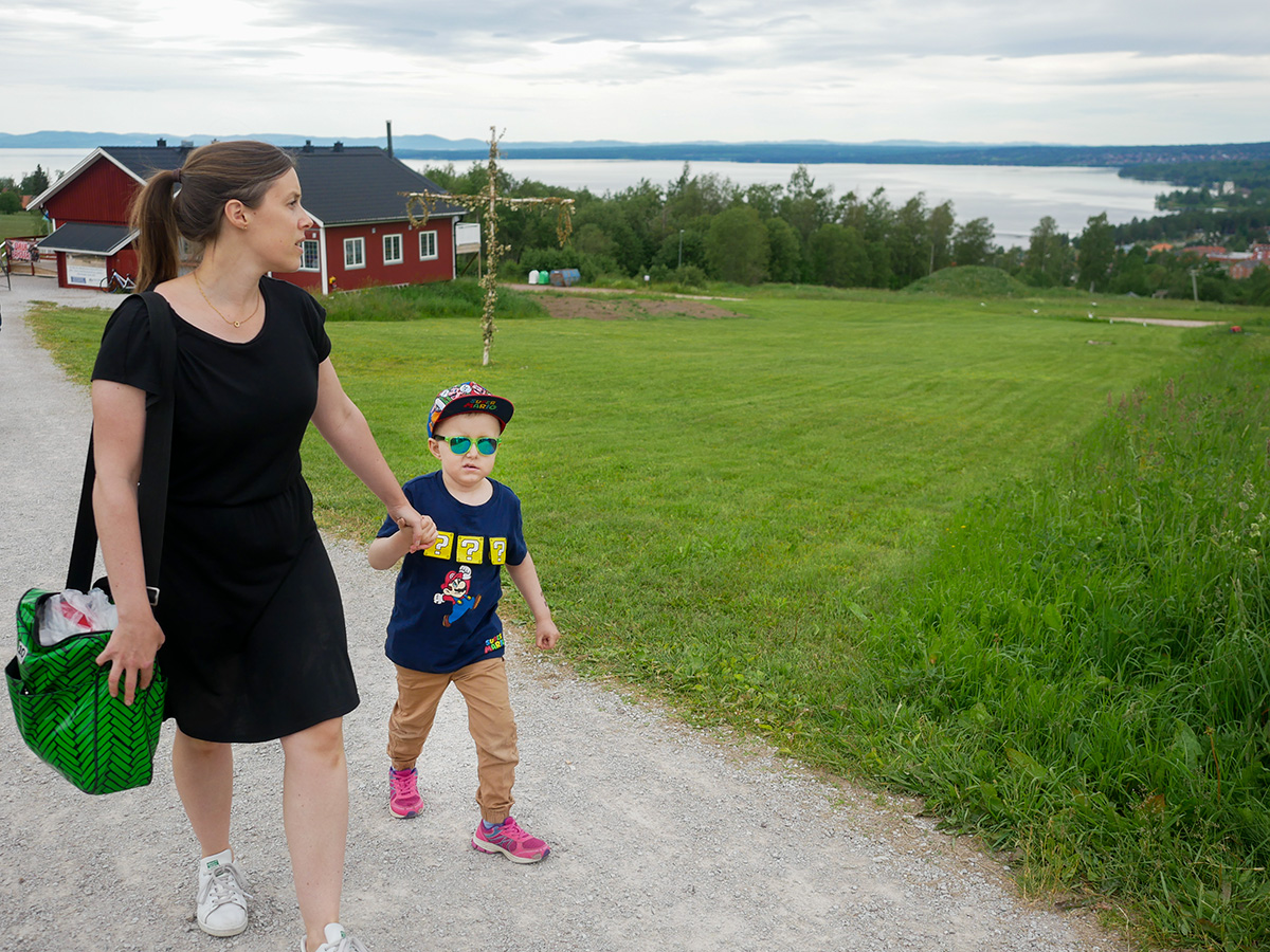 Mamma och Elis på väg att åka sommarrodel