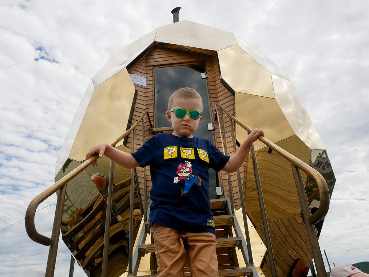 Elis vid den konstiga bastun som liknar ett guldägg