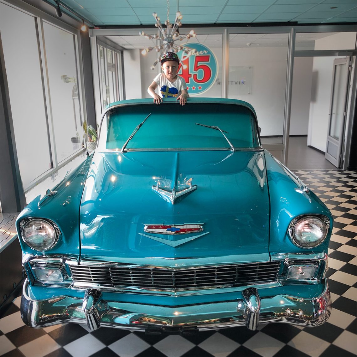 Elis i en blå Cadillac inne på en diner i Rättvik