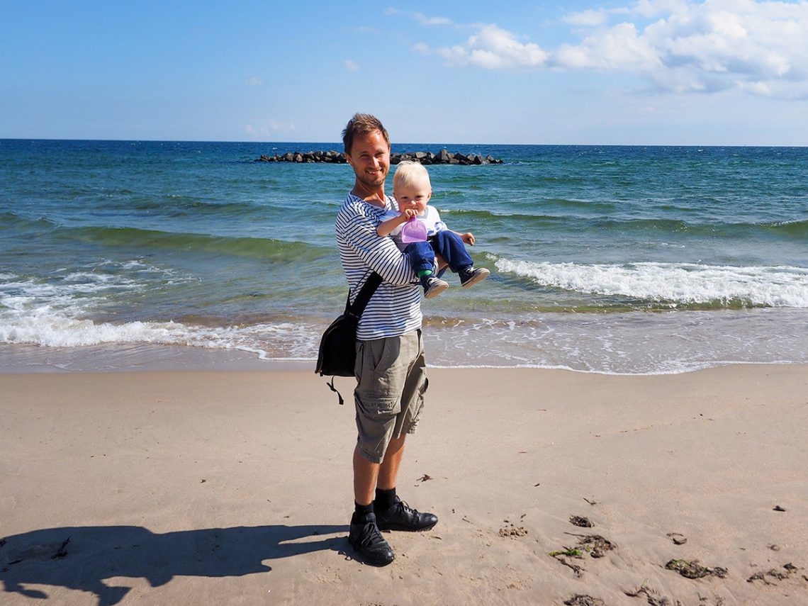 Elis och pappa på en strand nära Ystad, juli 2014.