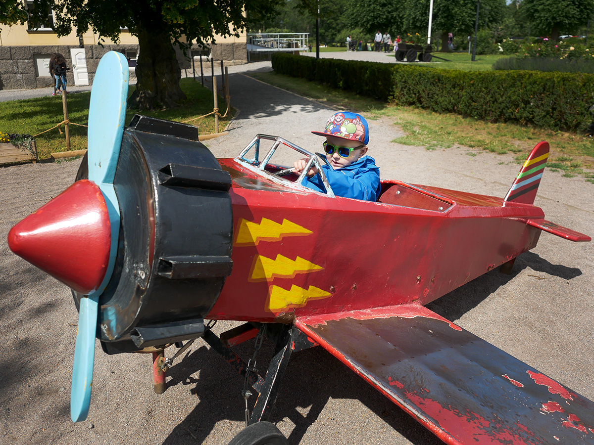 Elis i ett leksaksflygplan av plåt