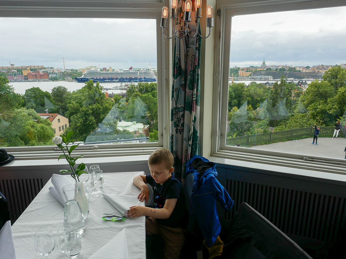 Elis vid bordet på restaurang Solliden