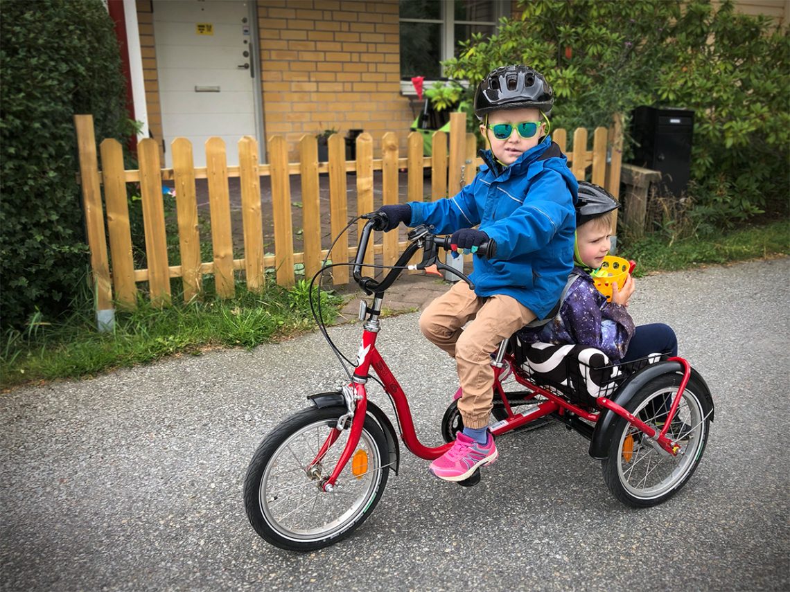Elis skjutsar Folke på lastcykeln