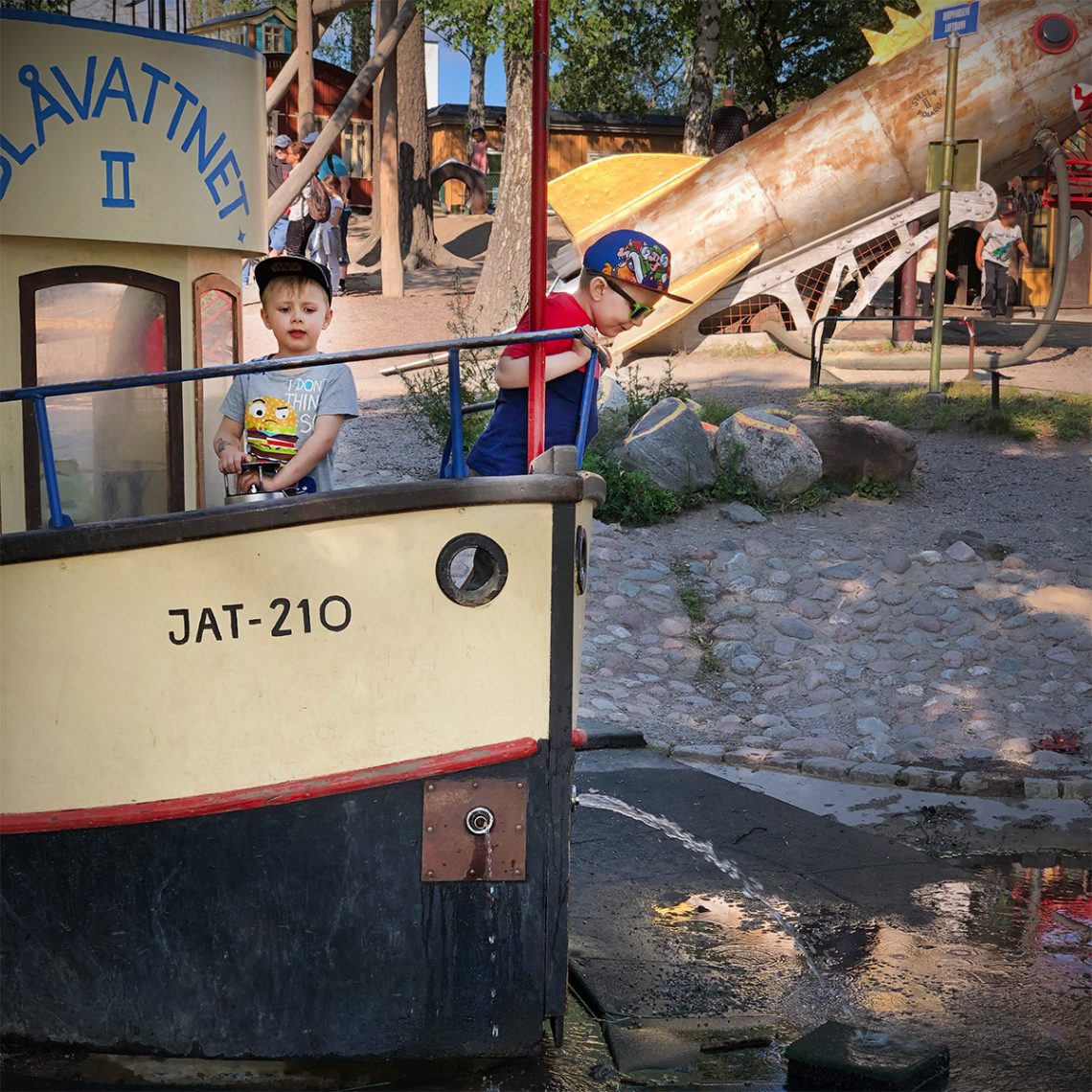 Folke och Elis i fören på en båt i Mulle Meck-parken
