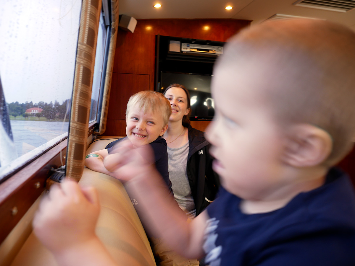 Elis skojar och Folke skrattar inne i båten