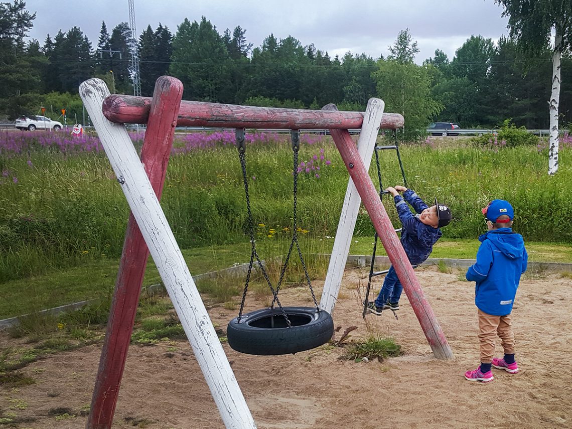 Folke och Elis vid en gungställning vid Värdshuset Glada Hudik
