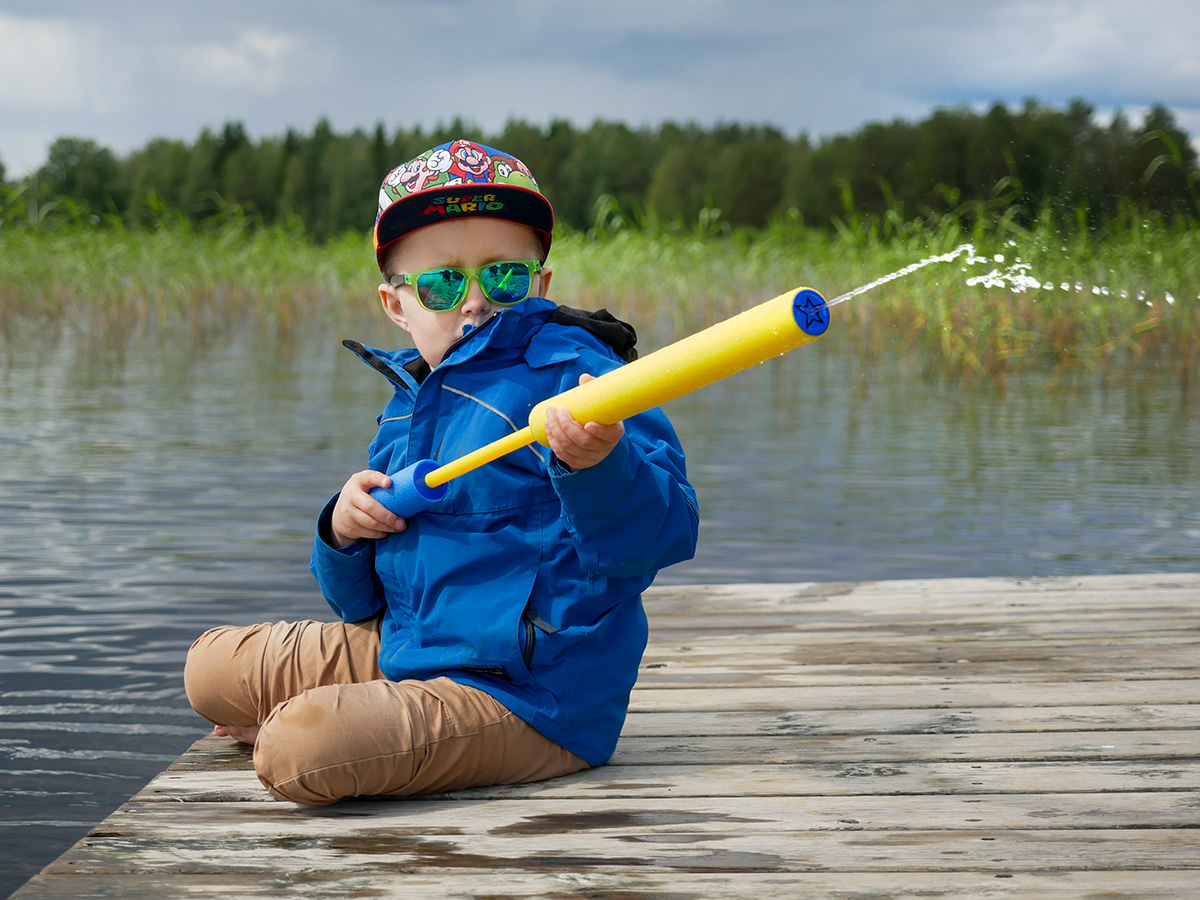 Elis sprutar vatten vid badbryggan i Avaträsk