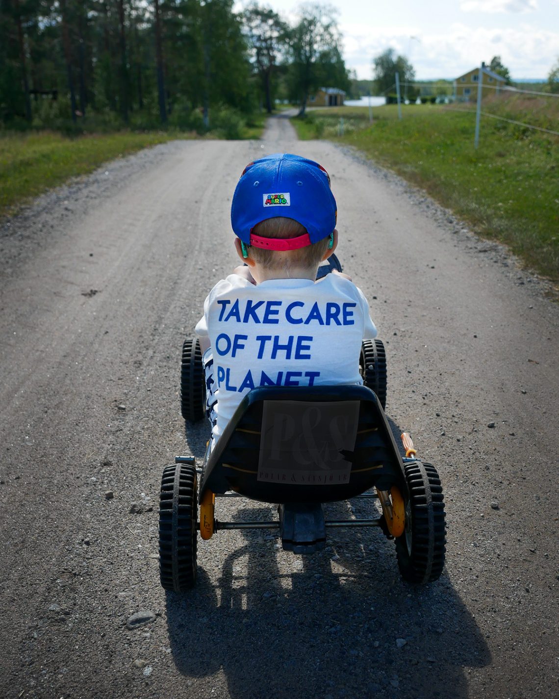 Elis kör trampbil mot Avaträsksjön