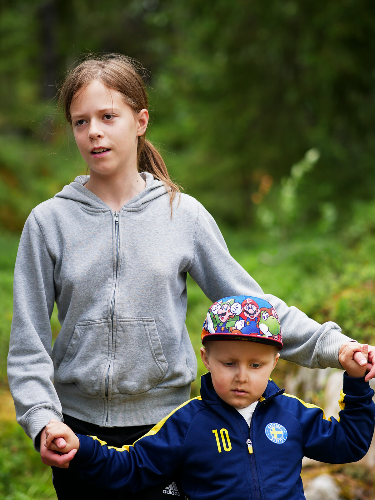 Lilly hjälper Elis hålla balansen i skogen