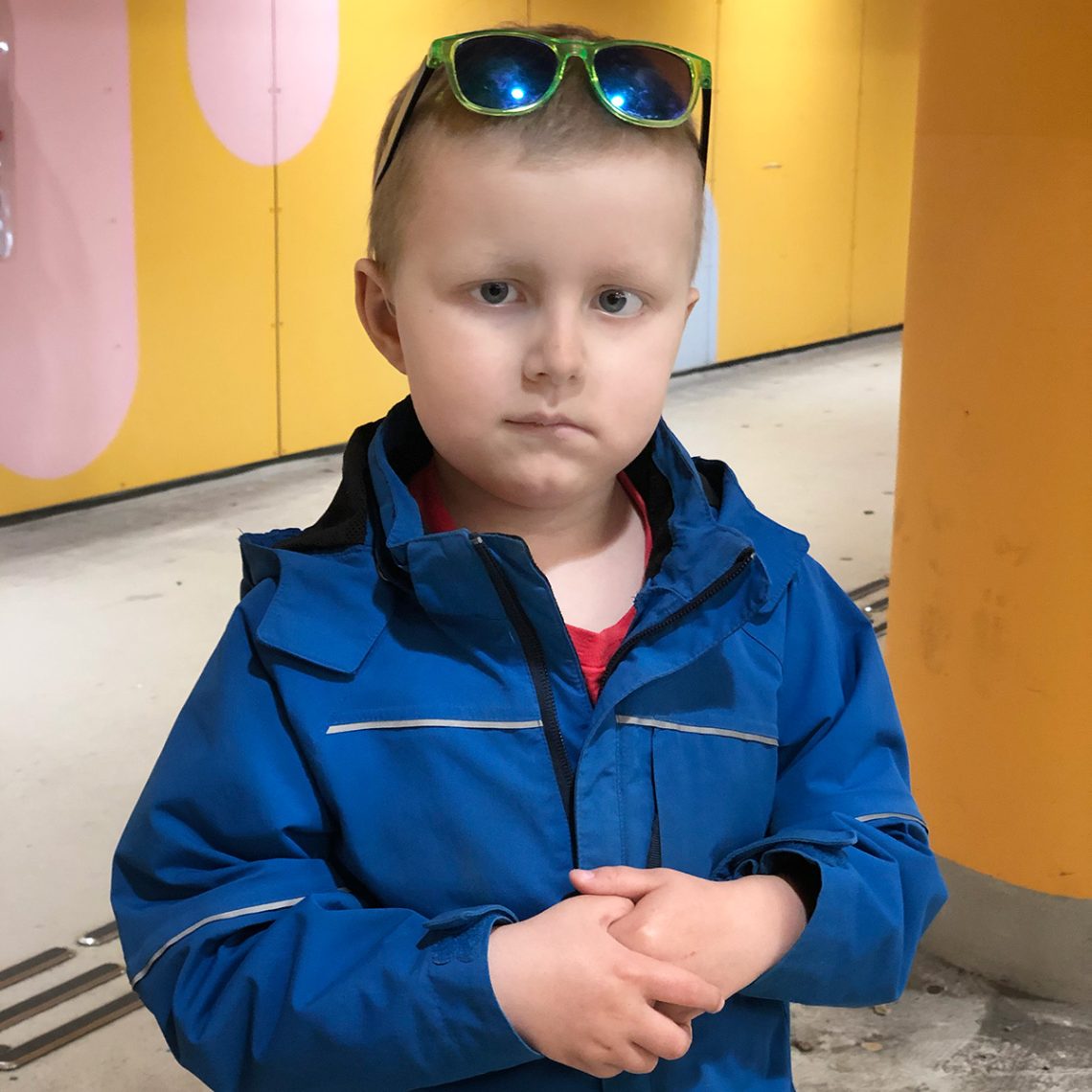 Elis väntar i garaget under sjukhuset