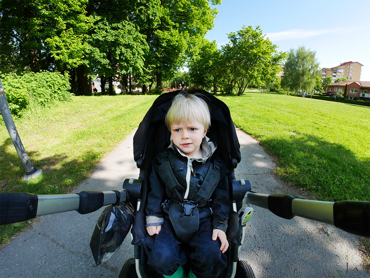 Elis, maj 2015, i vagnen på samma ställe, men omgiven av grönska