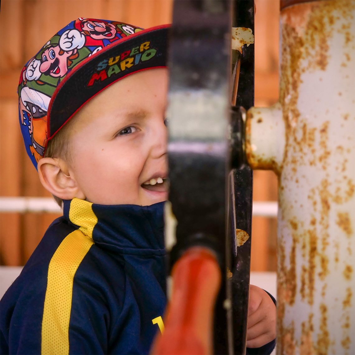 Elis ler med ansiktet halvt dolt, så att hans ansiktsförlamning knappt märks