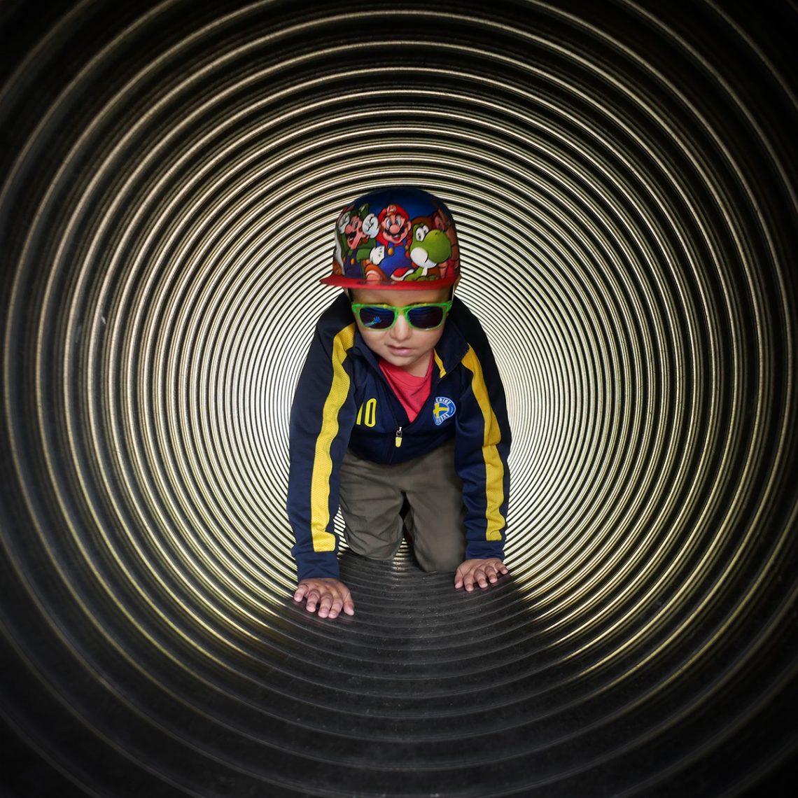 Elis kryper i ett stort rör på Lådbilslandet i Nykvarn