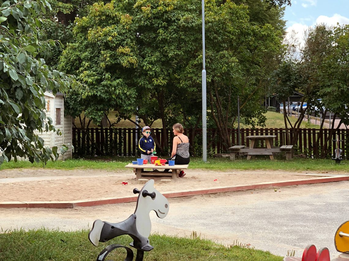 Elis står och pratar med fröken Tessan på Fröets förskolegård