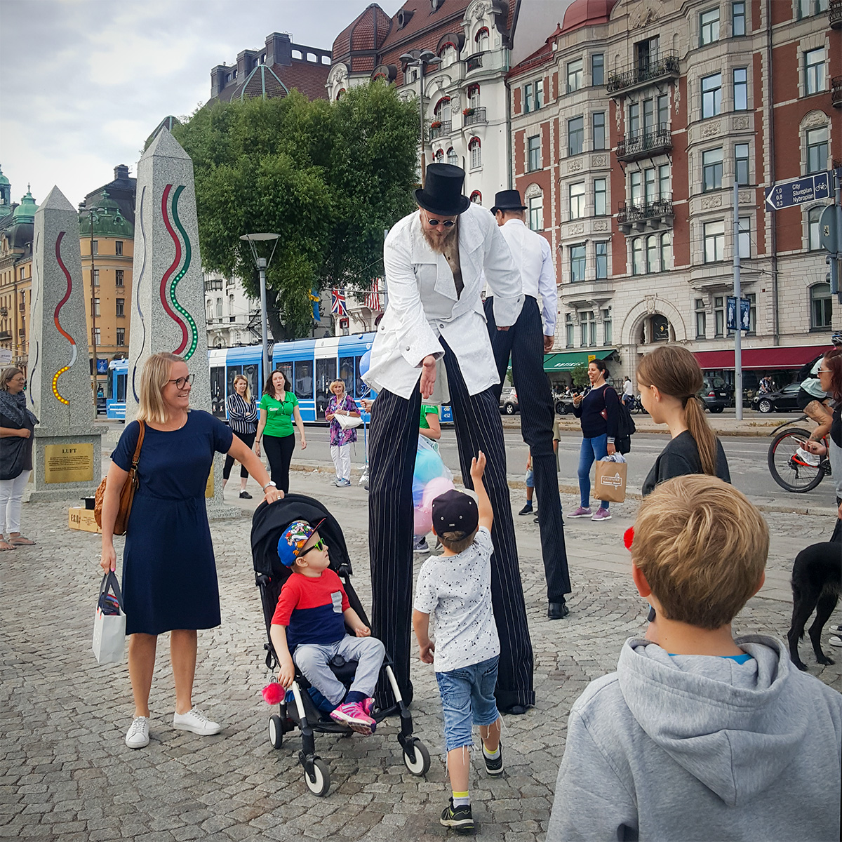 Möte med två herrar med hög hatt och ännu högre styltor, på Strandvägen