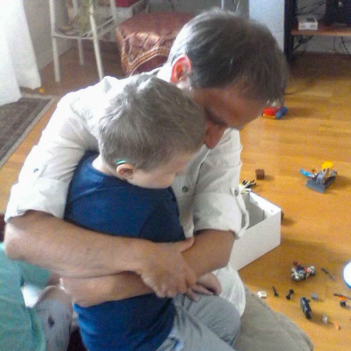 Elis och pappa kramas hos farmor i Norrköping