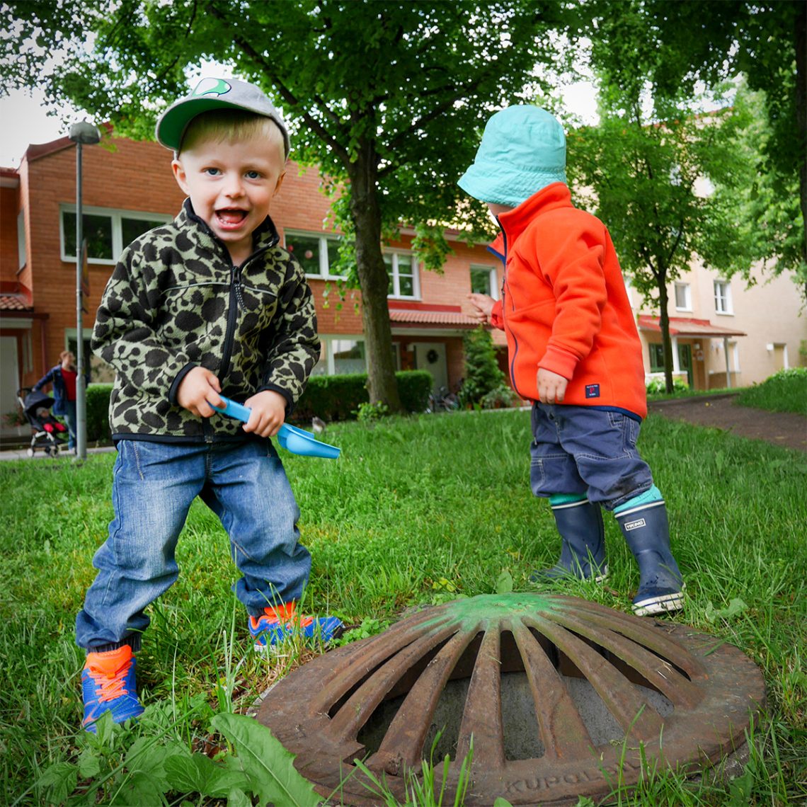 Elis inspekterar en "vattenbrunn" tillsammans med kompis, 21 juni 2015.