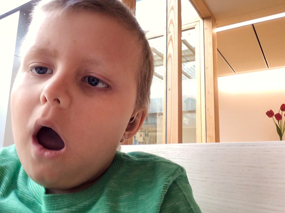 iPad-selfie av Elis på sjukhuset.