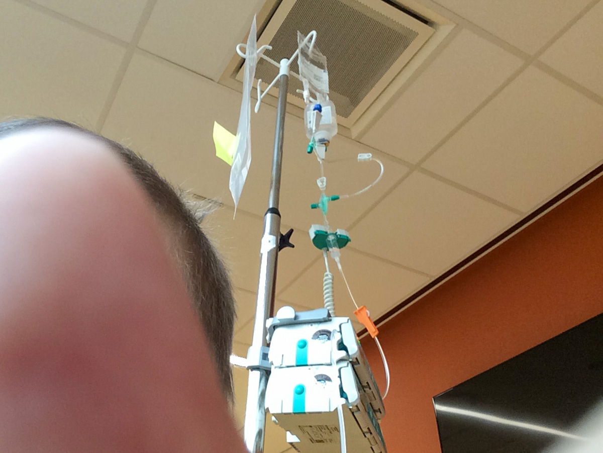 Elis har tagit ett självporträtt men man ser mest hans finger och hans droppställning.