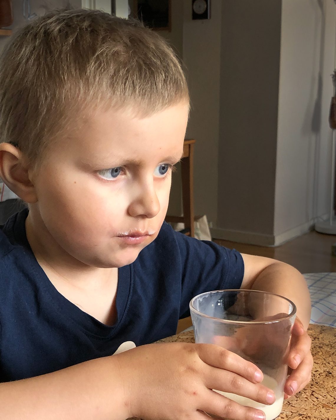 Elis dricker mjölk hos farmor, 4 augusti 2019