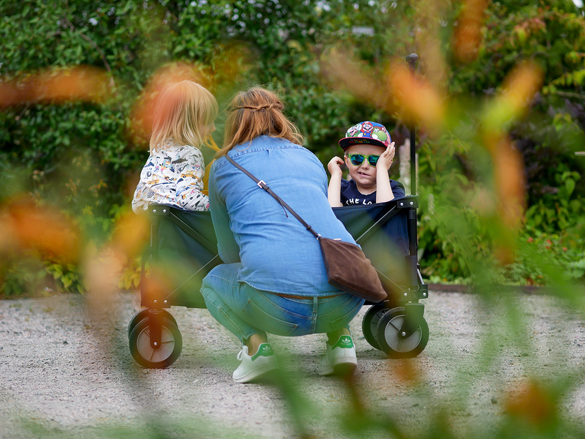 Elis sitter i en skrinda och pratar med kompis Sara och hennes barn