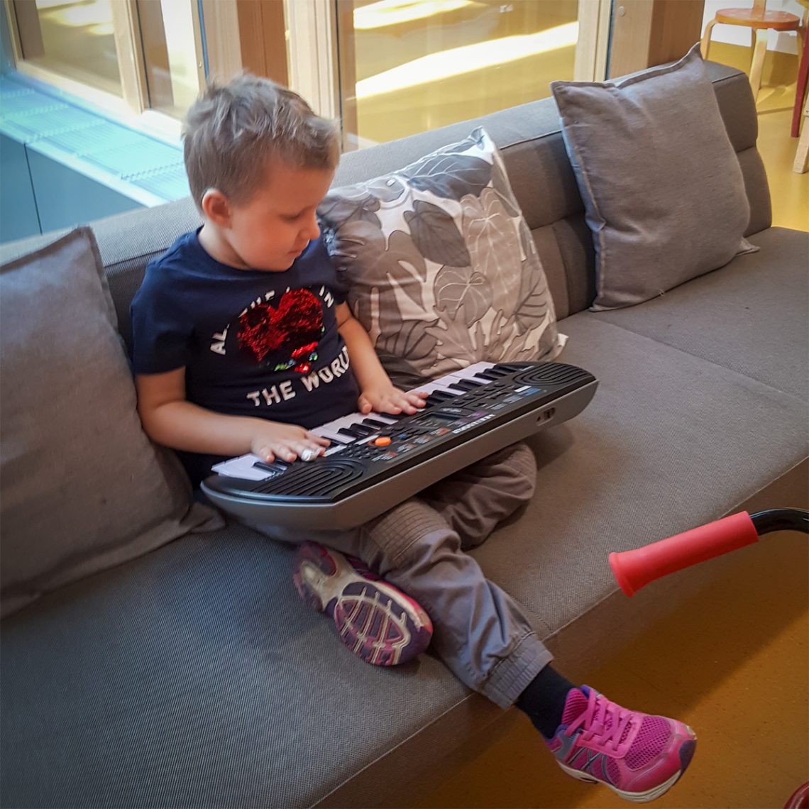 Elis spelar synt på avdelningen under sångstunden