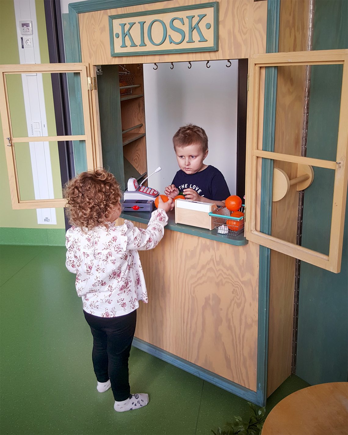 Elis leker kiosk med Saga på lekterapin.