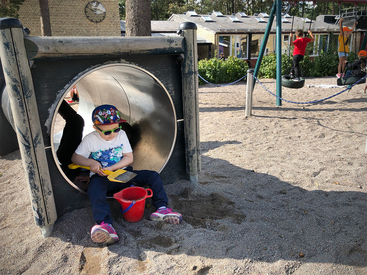 Elis leker i sandlådan på sin första skoldag.