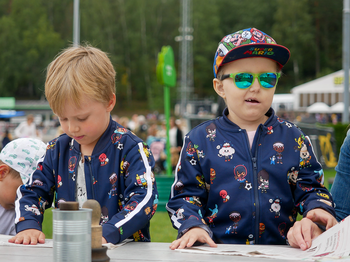 Folke och Elis gör blomkrukor av tidningspapper